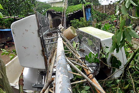 Cột ăng ten truyền hình tại Quảng Ninh bị gãy đổ.